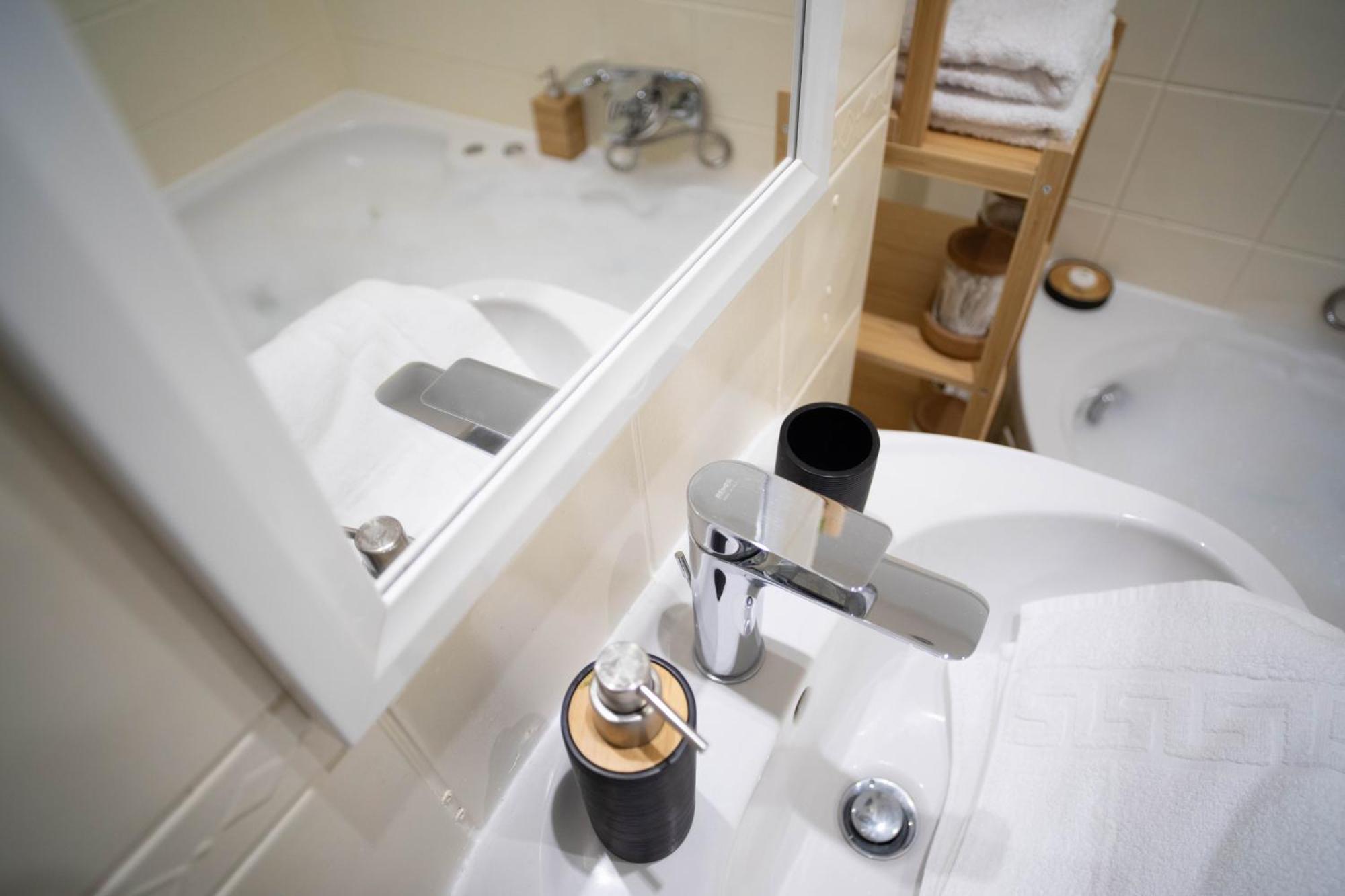 Bird Nest 2 Room Apartment บูคาเรสต์ ภายนอก รูปภาพ
